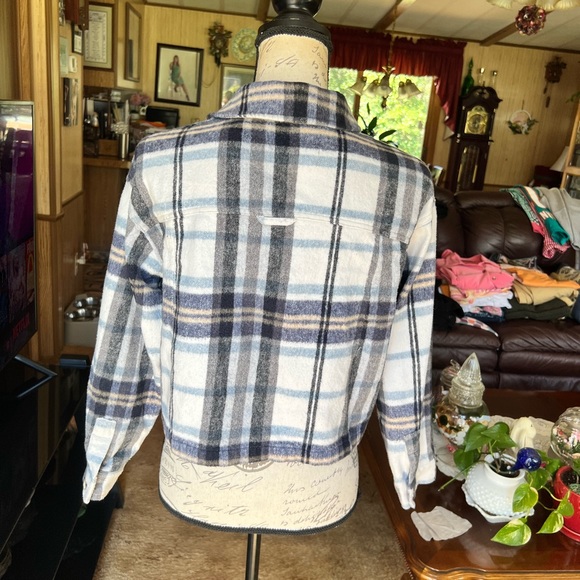 Woman’s Zara plaid cropped jacket - Picture 6 of 16